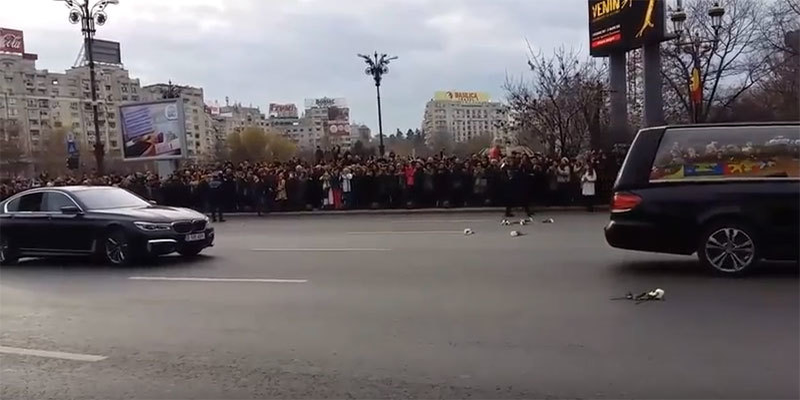 Miracol? Imaginile au fost publicate abia acum! Ce a apărut pe cer în timpul funeraliilor Regelui Mihai!