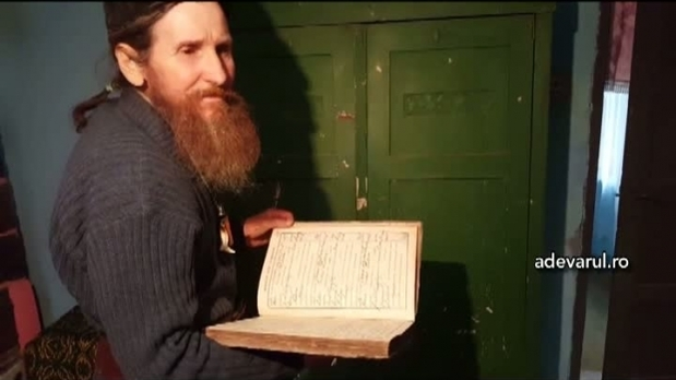 Românul din munţi care trăieşte ca un vraci dac. Cunoaşte secretele plantelor vindecătoare ale strămoşilor şi are doar fete… Multe fete!