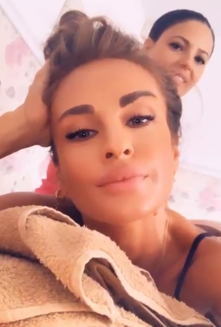 Diana Munteanu, pozată dezbrăcată într-un moment de răsfăț. Cu poziția sexy și privirea seducătoare i-a înnebunit pe bărbați