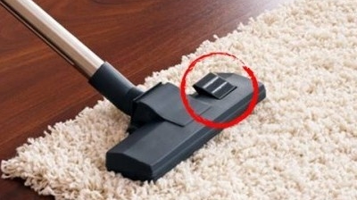 Toate aspiratoarele au acest buton "magic", pe perie! Dar puţini ştiu la ce foloseşte de fapt