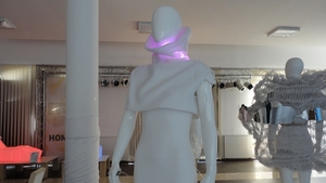 Moda evolueaza rapid! In Bucuresti gasesti puloverul care iti spune cat de relaxat esti si rochia care te imbata!