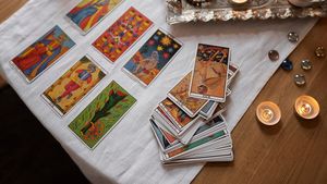 Cartea de Tarot a zilei de azi, 3 martie 2026. Trei de Monede aduce o schimbare importantă