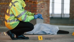 Un bărbat a fost găsit mort în scara blocului. Tragedia s-a întâmplat la Mioveni