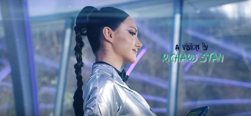 Otilia a lansat primul videoclip cu extratereștri, filmat chiar pe un OZN!