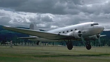 Sapte pasageri ai unui avion istoric au fost raniti, in timpul unei aterizari fortate