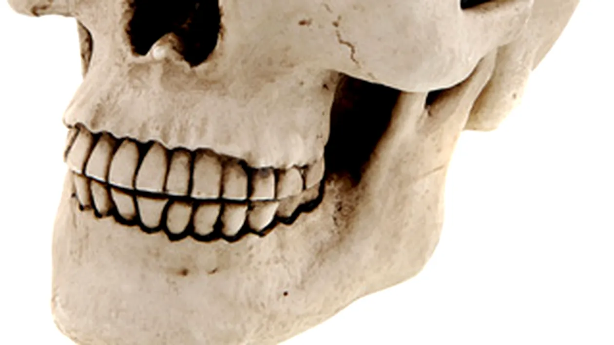 Maica stareta a unei manastiri din Mehedinti umbla dezbracata prin biserica si sfinteste apa cu un craniu