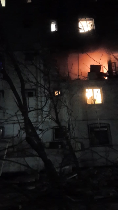 Explozie urmată de incendiu într-un bloc din Găeşti. Localnicii au fost evacuați de urgență | FOTO