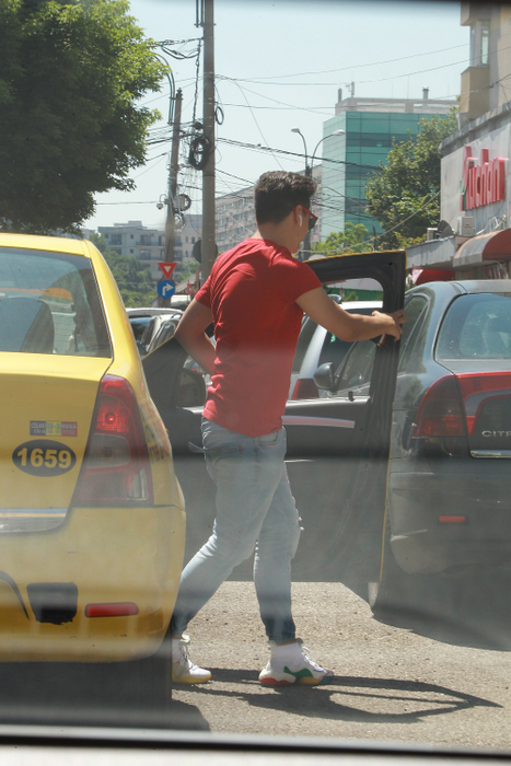Deși este milionar, Selly circulă cu taxiul