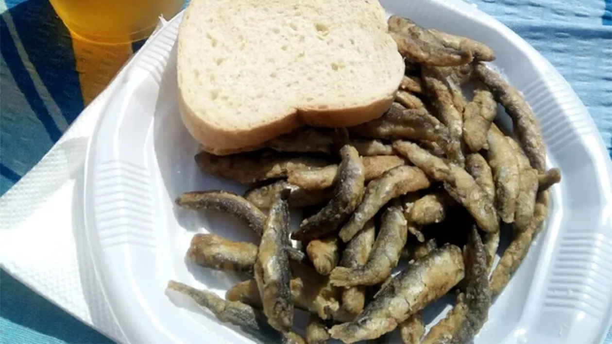 În Costinești este mai scump decât în Mamaia! Cât costă 100g de hamsii: Dacă iei mămăligă și mujdei, dai 150 de lei, lejer