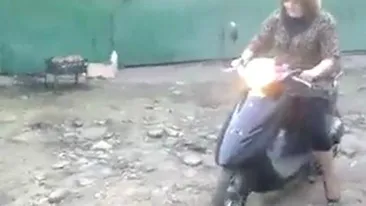 VIDEO Femeia si scuterul, baba si mitraliera! VEZI AICI ce cazatura ia o blonda care merge prima data pe motor!