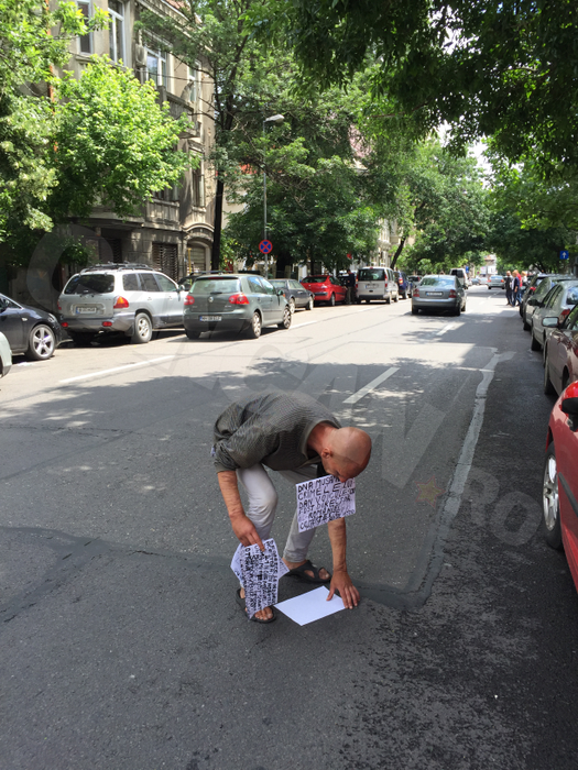 HALUCINANT! Un bărbat şi-a bătut un cui în cap şi a mers să protesteze în faţă la DNA