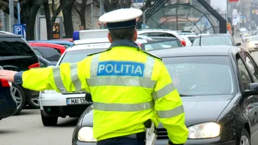 Imagini virale cu doi polițiști din Cluj-Napoca, în timp ce au fost surprinși că au parcat mașina neregulamentar, pentru a merge la fast-food: „Dacă eu aș opri acolo...”