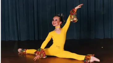 Pariu ca nu o recunosti? Ce cantareata de la noi trebuia sa se faca balerina, dar nu pierde ocazia sa danseze in toate clipurile