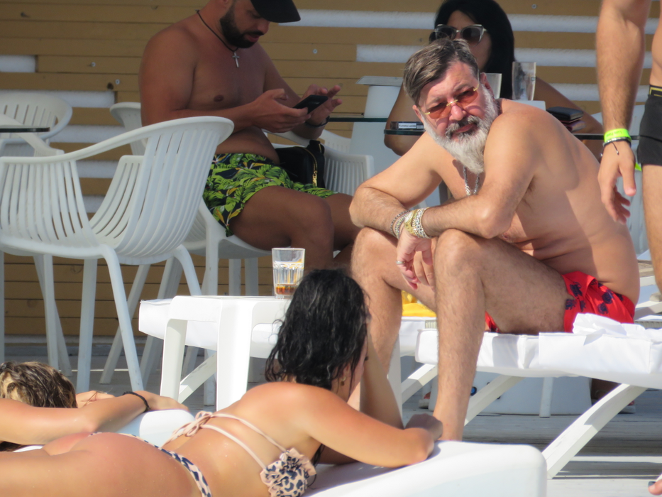 La 54 de ani, rafinatul domn Dan nu se ferește să poarte cercel în ureche și barbă de hipster