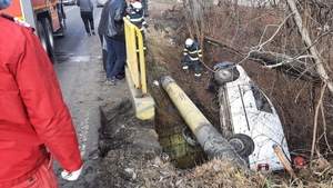 Cascador fără voie. S-a răsturnat cu mașina într-un canal. FOTO