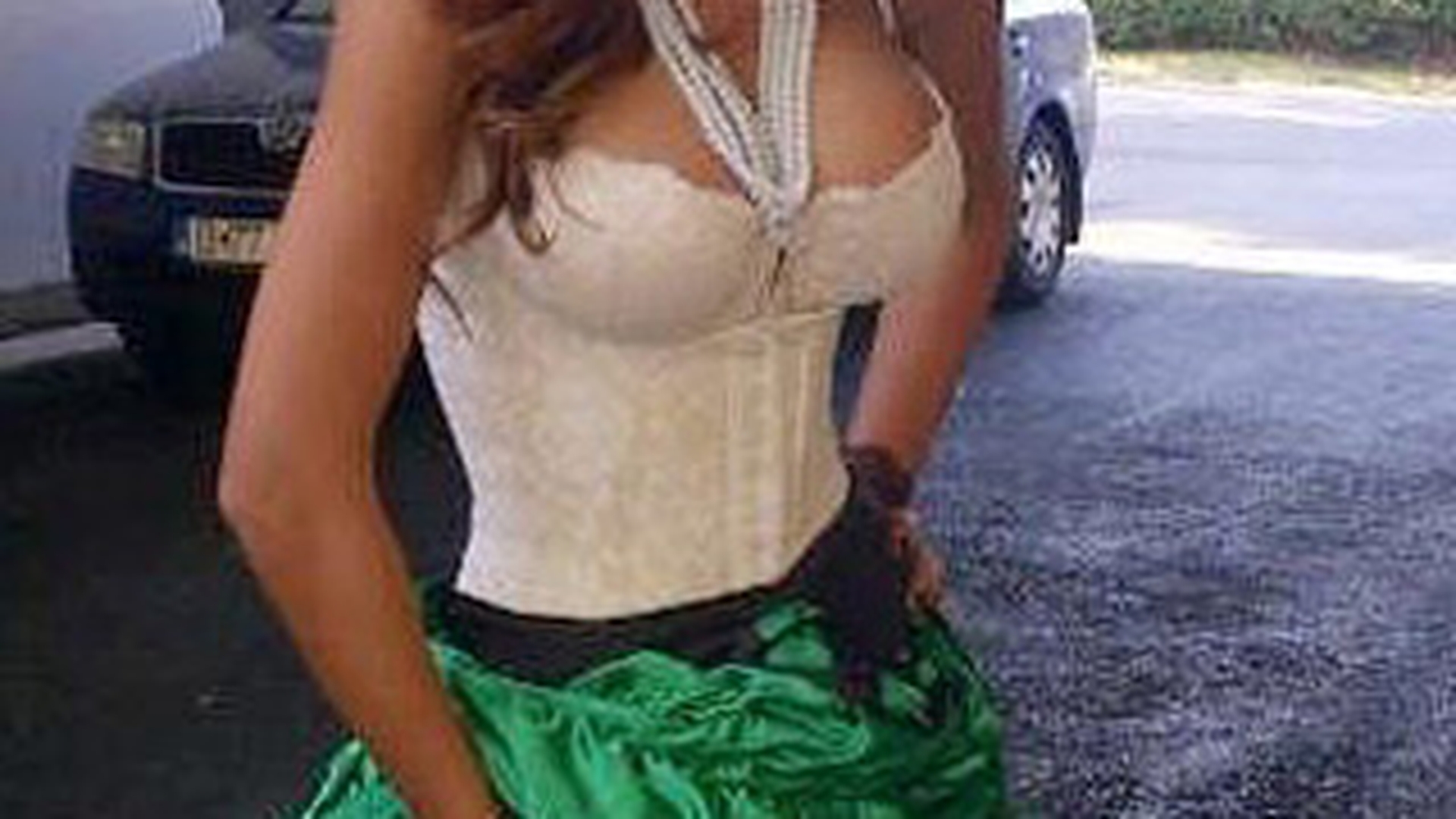 E sofisticata, ma! Bianca Dragusanu, in cele mai sexy desuuri si cu cel mai generos decolteu! Fotografia asta te va face sa te indragostesti!