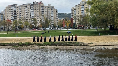 Ritualuri bizare la Cluj-Napoca?! Mai mulți oameni îmbrăcați în negru au sperial localnicii. Ce făceau, de fapt