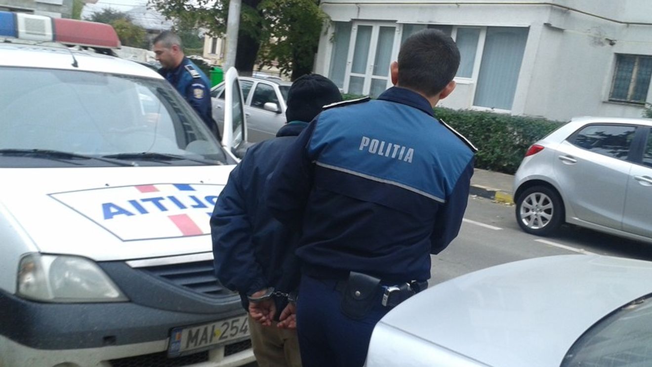 Bărbat din Capitală, reținut după ce ar fi lovit un tânăr până a căzut și i-a luat geanta și pantofii
