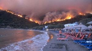 Stare de ALERTĂ în GRECIA! Incendii devastatoare au afectat capitala elenă, punând în pericol turiştii, printre care se află şi zeci de români!