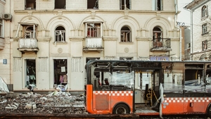Imagini cutremurătoare în Ucraina! Un tată s-a rugat două ore ținându-și fiul ucis de bombardamente de mână