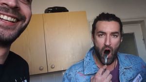 Speak, într-o ipostază nemaivăzută. A probat sutienul roz al unui fotomodel, la ea în cameră. Totul a fost filmat!