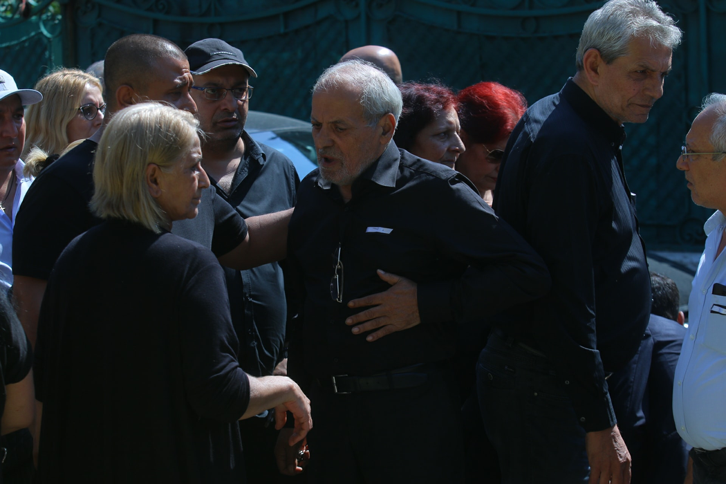 Nelu Ploieșteanu, transfigurat de durere în ziua înmormântarii fiului său. Și-a ținut minute bune mâna în zona inimii