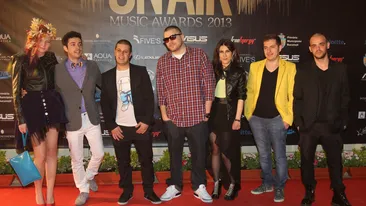 Moga a vrut sa rupa gura targului si a facut-o! A iesit in lume la bratul unei tipe… ciudate! Imagini-soc!