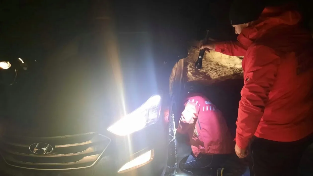 Teribilism. Au plecat la munte cu anvelope de vară și au rămas blocați