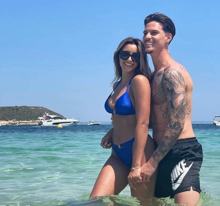 Iubita lui Dennis Man, fotbalistul aflat pe lista lui AC Milan, o adevărată bombă-sexy! Fotografii incendiare cu Alexandra Ionela, fostă Miss Arad în 2014| GALERIE FOTO