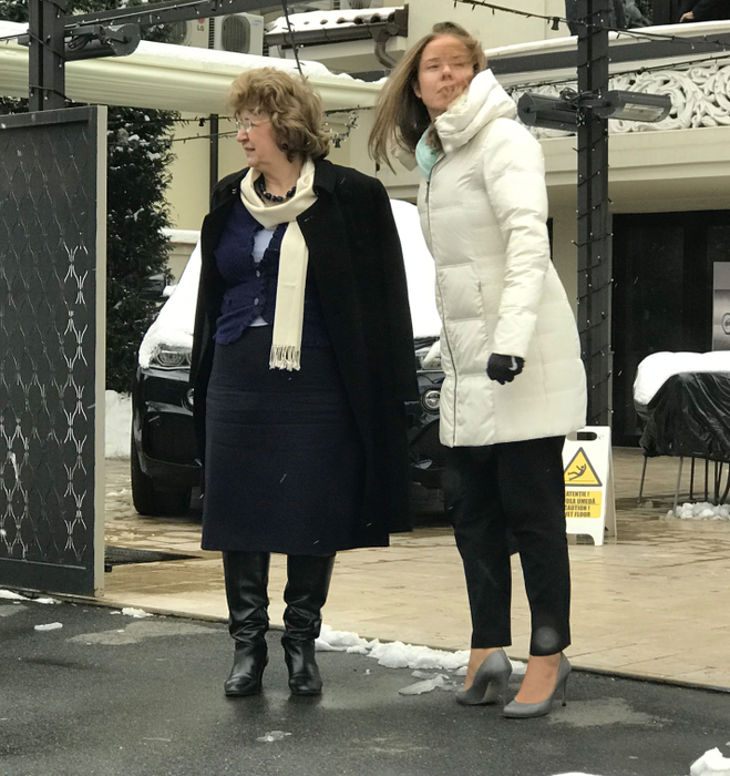 Christina Verchere și Mariana Gheorghe, zgribulite în frig (SURSA FOTO: CANCAN.RO)