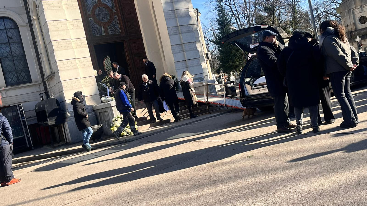 O pisică și-a făcut apariția la înmormântarea tatălui Loredanei Groza. S-a dus „glonț” la dric! Ce simbolizează în tradiția noastră