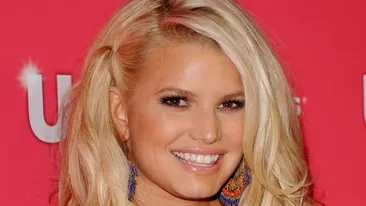 Nu ai s-o recunoşti fără machiaj! Uite-o pe Jessica Simpson complet naturală! E de speriat sau nu?