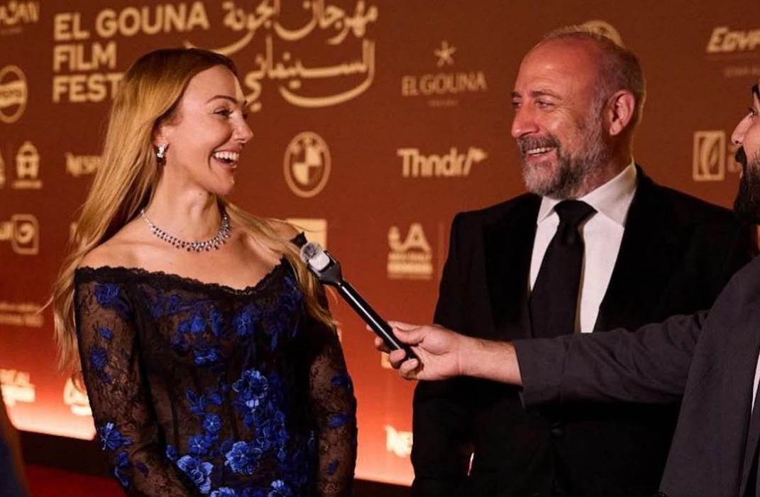 Alit Ergenc și Meryem Uzerli, actorii principali ai serialului turcesc de televiziune „Suleyman Magnificul”/ sursă foto: Facebook @Turkish Serie Station