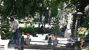 IMAGINI EXCLUSIVE Interlopul ar fi împlinit 58 de ani. Scene cutremurătoare la mormântul lui Fane Spoitoru: văduva a plâns pe cruce şi…