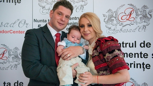 Prezentatorul Loto 6/49 Marius Radmanastean si-a botezat in weekend primul copil. "Nu a plans deloc si i-a zambit preotului"