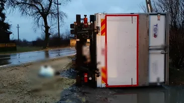 UPDATE. Accident cumplit în Dâmbovița! Doi oameni au murit, după ce au fost spulberați de un TIR, care s-a răsturnat