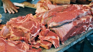Paştele vine cu scumpiri, regăsite în farfuria românilor. Noile preţuri la carne!