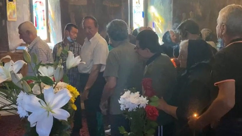 Sute de pelerini vin în fiecare zi la biserica din Baia de Fier să vadă minunea