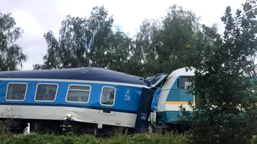 Trei persoane au murit și alte câteva zeci au fost rănite, după ce două trenuri s-au ciocnit frontal
