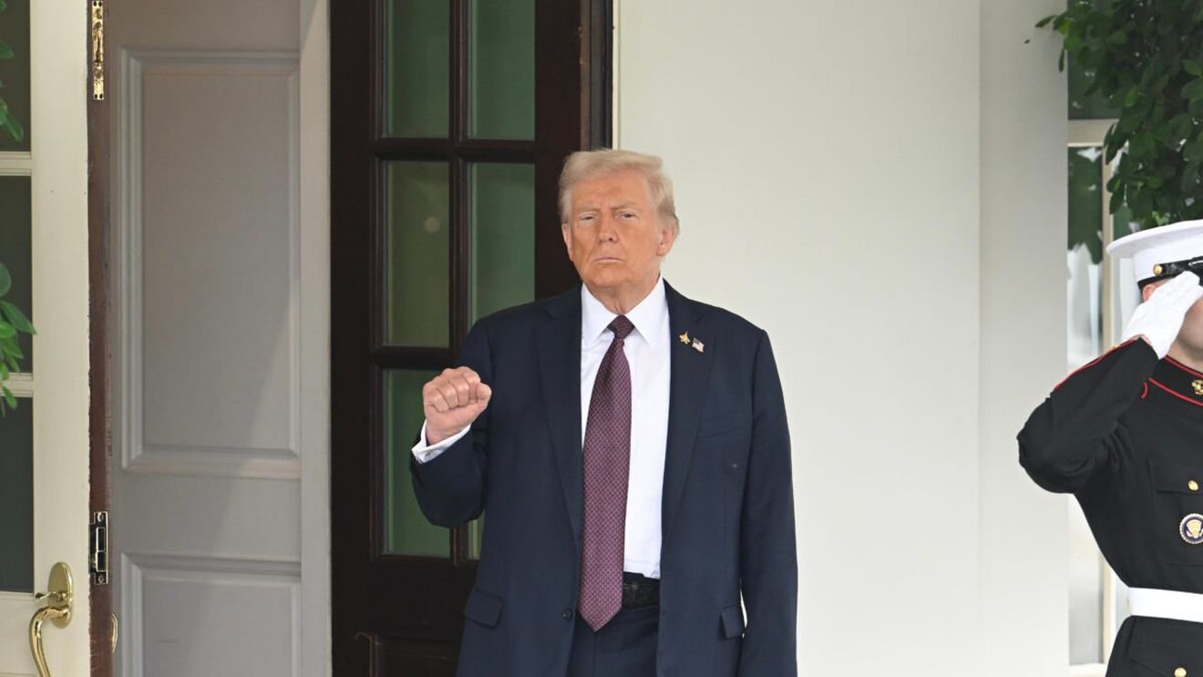 Fake-ul anului, distribuit de Donald Trump! Cum s-a lăudat că a schimbat pase în Biroul Oval cu fotbalistul Cristiano Ronaldo