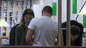 L-a pus cu burta pe carte! Amalia Nastase a gasit o metoda inventiva ca sa-si instruiasca iubitul tinerel!