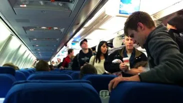 Nepăsare totală! Povestea pasagerilor infectați cu COVID-19 care au îmbolnăvit un avion întreg: „Și-au dat jos măștile și au început să se plimbe”