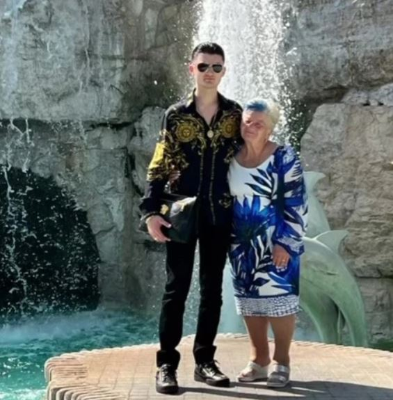 Viral! Dragoste fără limite de… vârstă. Bunicuța sexy, cerută în căsătorie de iubitul cu 57 de ani mai tânăr