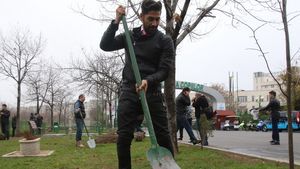Vedetele au ajuns la sapa de lemn. Vezi cum se descurca Connect-R, Bodo sau Nicole Cherry la plantat de copacei