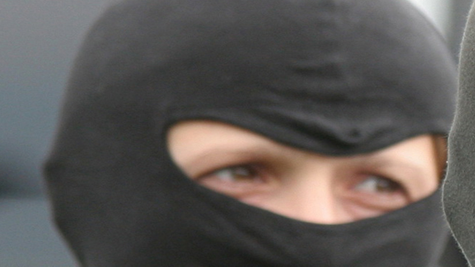 Video senzational! Politia a filmat cu camera ascunsa ritualul de initiere in cea mai puternica grupare interlopa