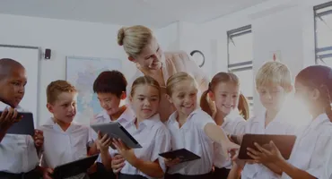 Profesorii, înlocuiți de inteligența artificială în școli! Cum se desfășoară cursurile la colegiile cu AI