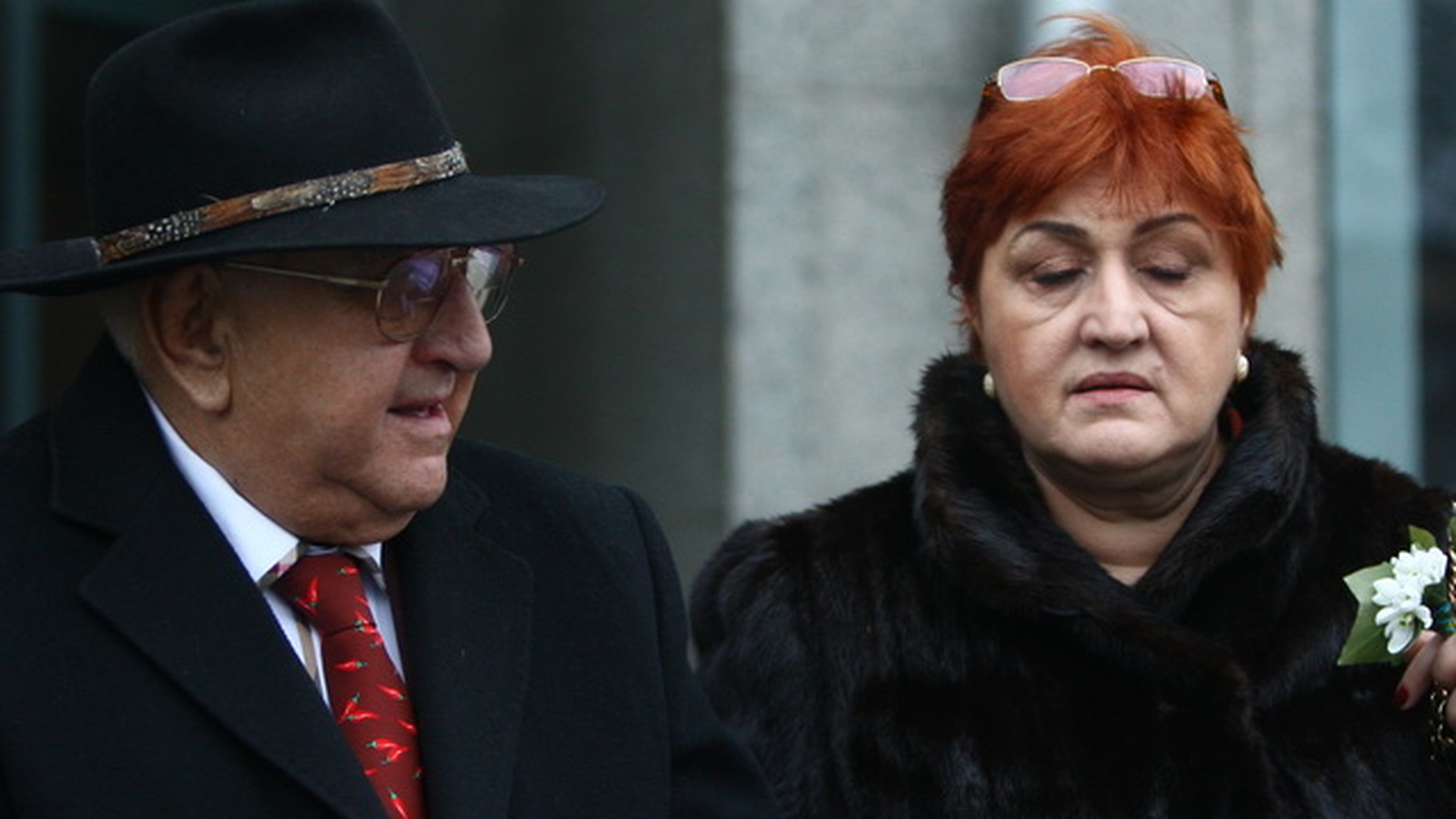 Blanuri si ghiocei! Scriitorul Dinu Sararu si fiica lui, Ruxandra, n-au decis daca a venit totusi primavara!