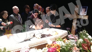 Anca Pandrea, ritual socant langa sicriul lui Iurie Darie! Si-a spart buza si a picurat sange pe chipul lui, pentru a-l reinvia!