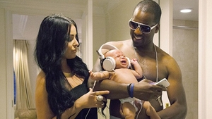 Cea mai ciudată imagine cu noul membru al familiei Kardashian! Cum arată Kim si Kanye West cu fetita lor in brate