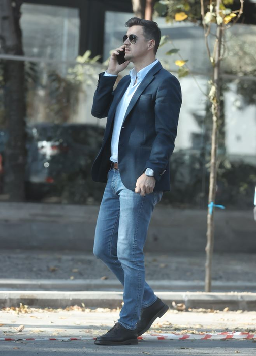 Adrian Alexandrov vorbește la telefon (SURSA FOTO: CANCAN.RO)